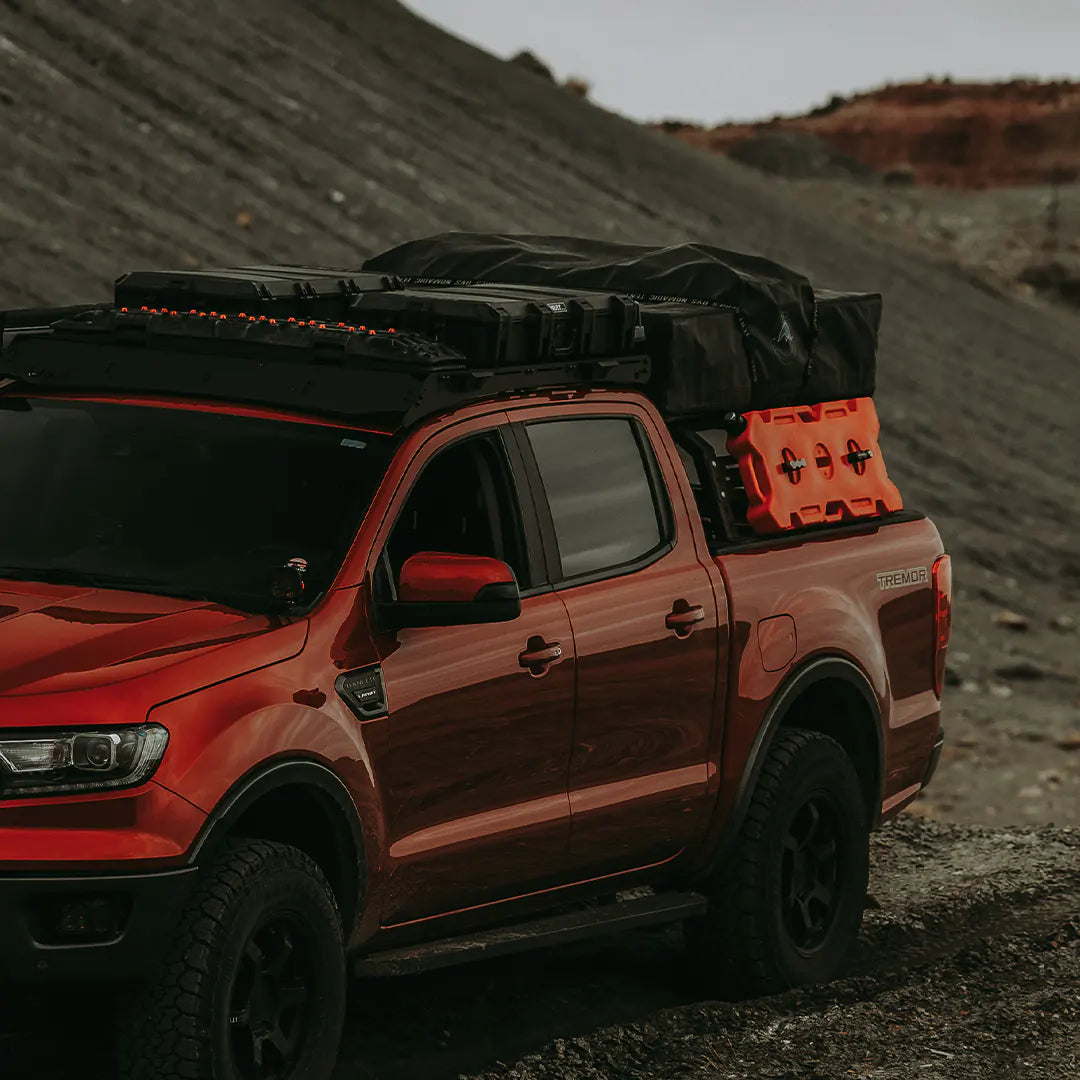 Vue sur un terrain aride du camion avec le rack de 12 pouces dans le sable