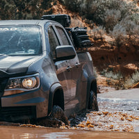 Vue du Rack sur un Véhicule tout terrain traversant une rivière