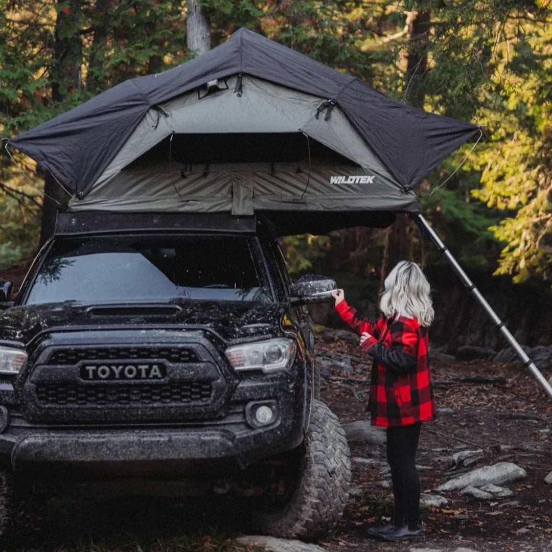 Vue de face de la tente de toit soupe 2 personnes