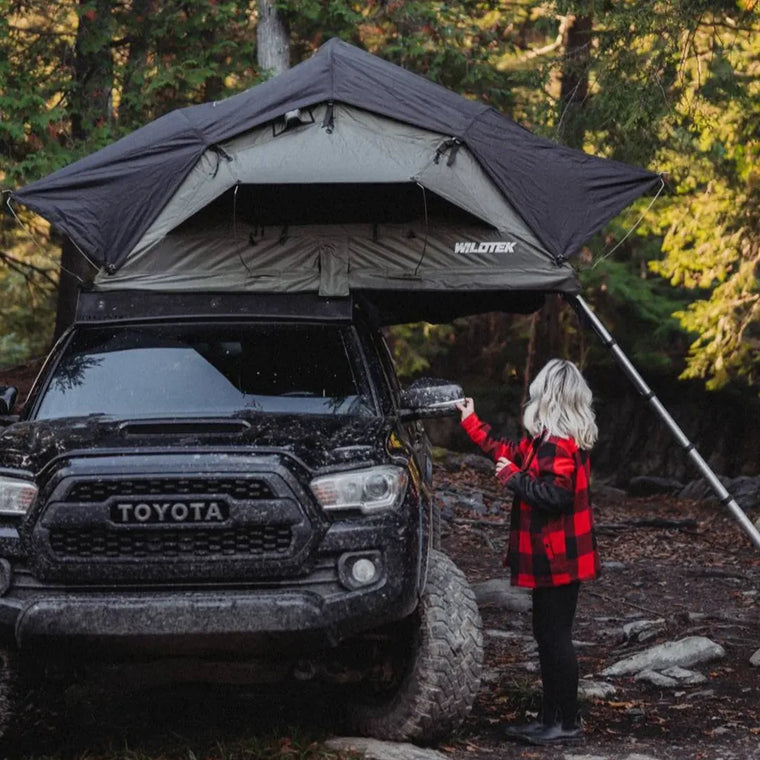 Vue de face de la tente de toit soupe 2 personnes