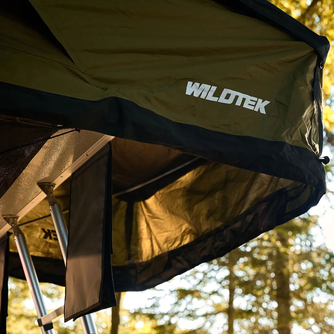 Vue de proche de la tente de toit souple de 3 places