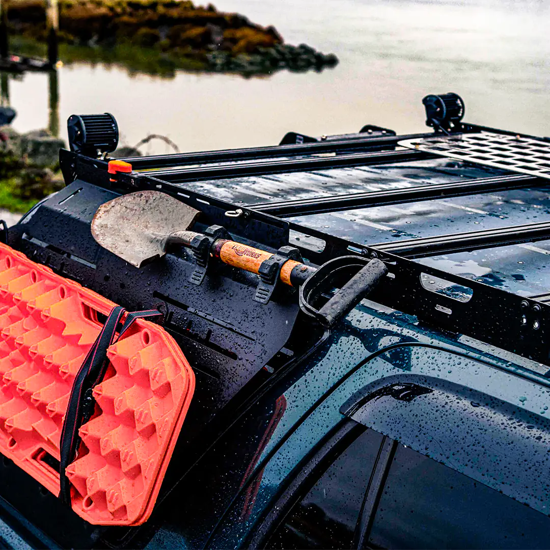 Shovel and traction board on an organizer on the rear window