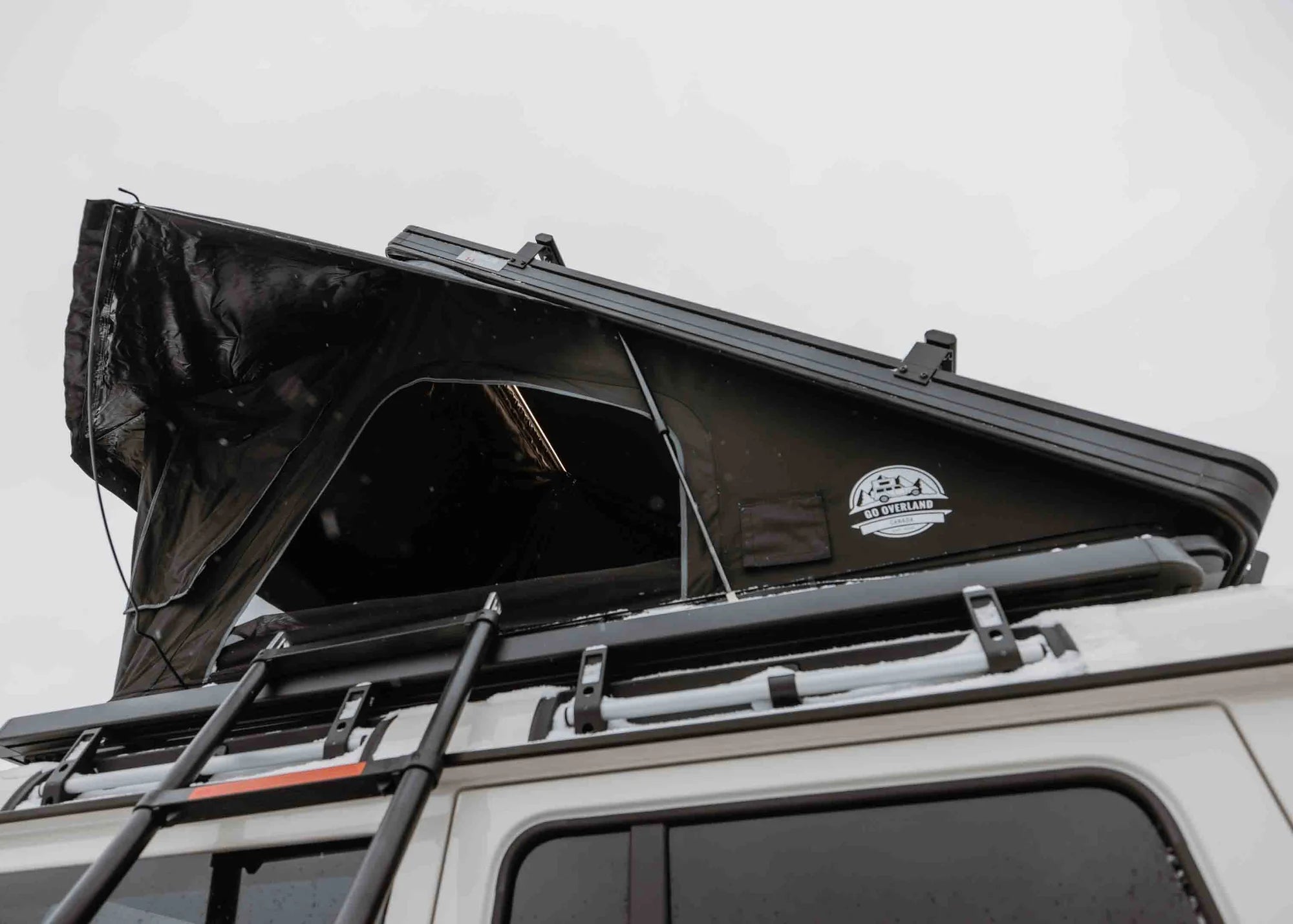 Lateral view when opened with an included little awning