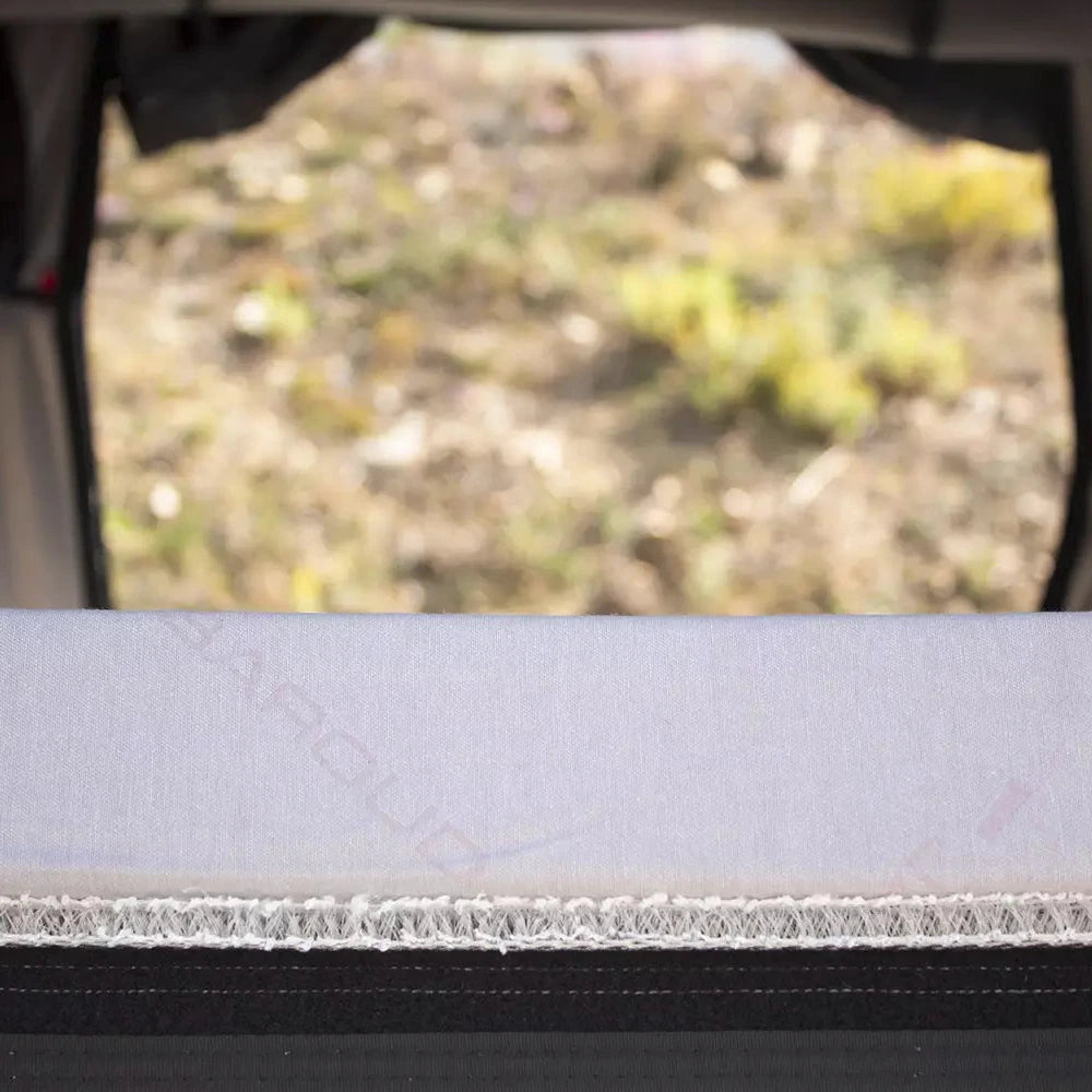 Vue dans la tente sous le matelas