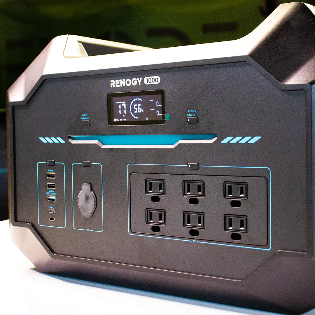 Vue de face du bloc portatif d'alimentation compatible avec panneaux solaires