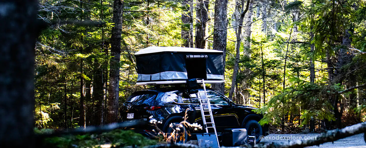 Tente de Toit James Baroud Odyssey sur un VUS en forêt pendant du camping avec station électrique portable