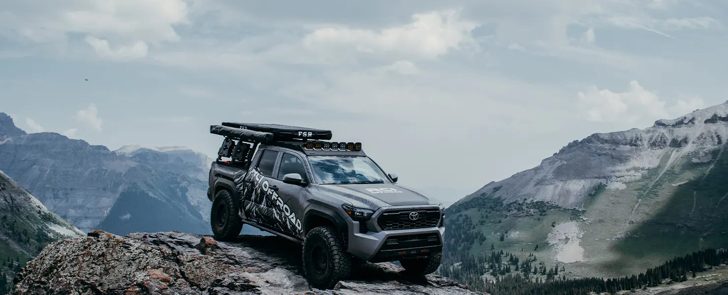 Camion d'Overland avec auvant et tente de toit