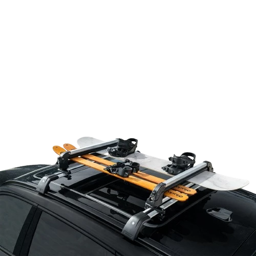 Porte ski de voiture sur le toit d'une voiture
