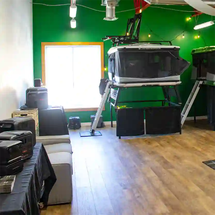 Stations électriques Bluetti et Tentes de Toit Pop-up dans la salle de montre à Mont Saint Hilaire au Québec
