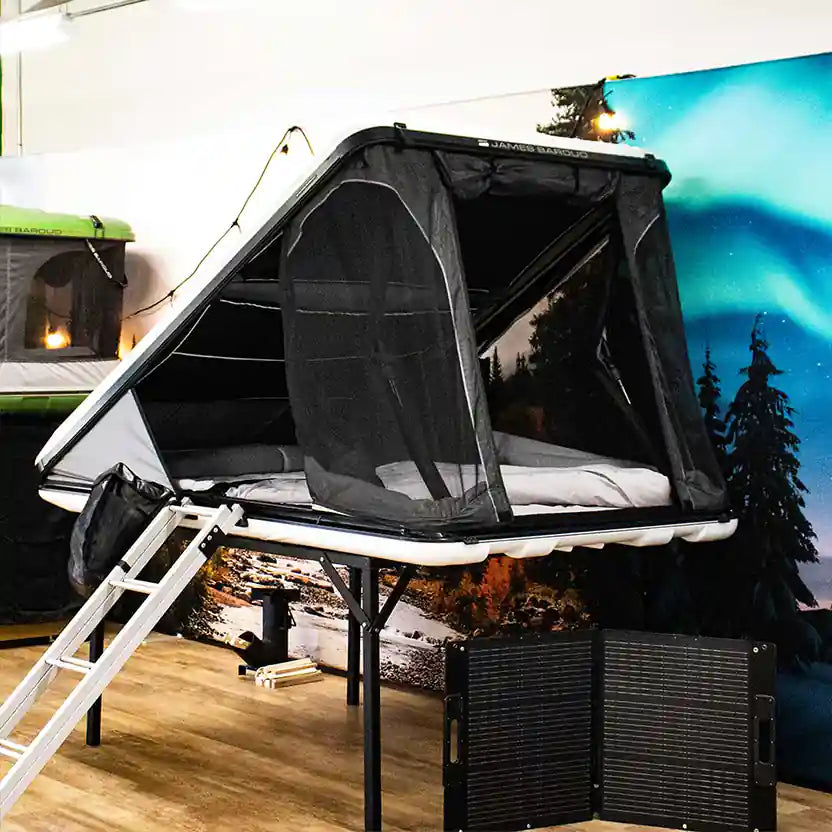 Tente de Toit James Baroud Nova avec panneau solaire dans la salle de montre sur la rive sud de Montréal