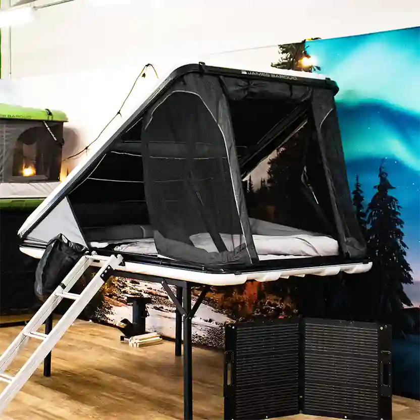 Tente de Toit James Baroud Nova avec panneau solaire dans la salle de montre sur la rive sud de Montréal