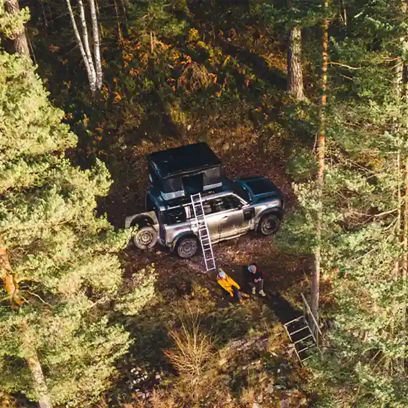 Vue de la tente de toit ouverture sur un VUS dans une forêt canadienne
