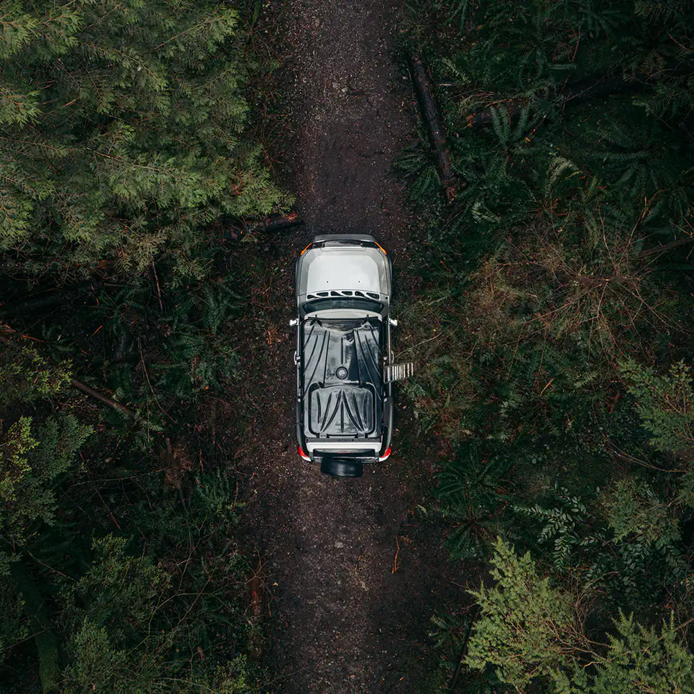 Tente de toit rigide pop-up vue du dessus en forêt