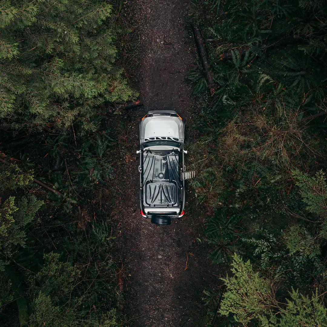 Tente de toit rigide pop-up vue du dessus en forêt